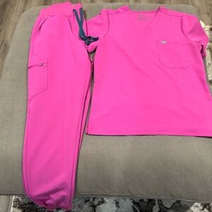 Figs set in bright fuchsia 
 Size Medium Tall 🩷 NWOT Jogger Bottoms .